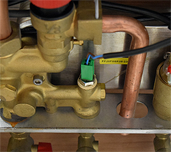 rv csi 85 aaa 780 e23715 thr dhw in situ with wires.jpg